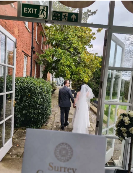 我們交往了兩年，在 2024 年，也就是我 34 歲那年，我們在英國一座郊區城堡裡結了婚。