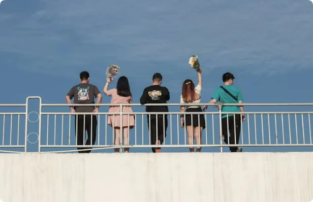 她的朋友變得很「八卦」-圖片來源：unsplash