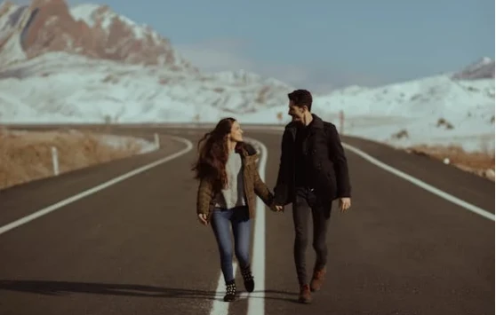 她只把你當朋友？還是曖昧？5招教你看懂女生曖昧行為