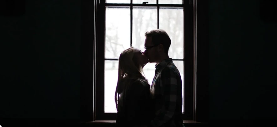 暗戀比較痛?明戀比較苦?揭開兩種喜歡背後的真相與差別