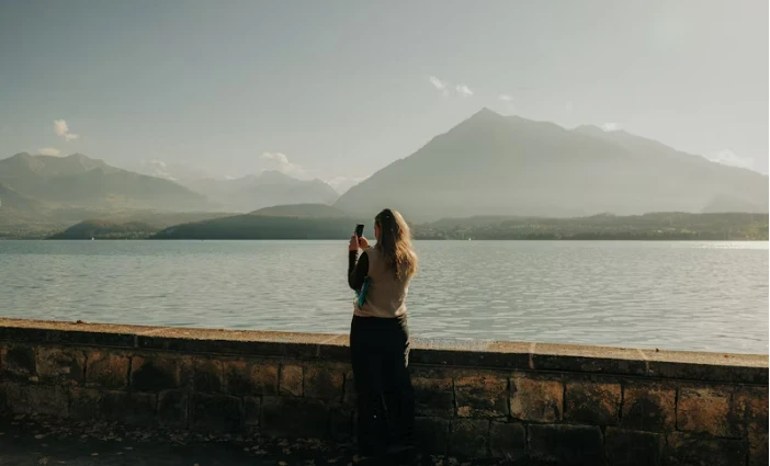 當男人不愛你，卻又不願放手時，會有這4種表現