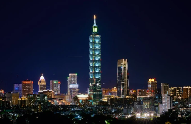 外國人結婚可以拿台灣國籍嗎？從結婚到取得身分證的完整指南-台灣台北夜景圖