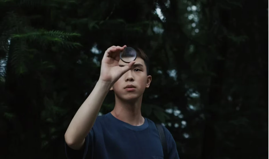 為什麼男人會在聊天中不自覺稱讚你或問感情問題?封面