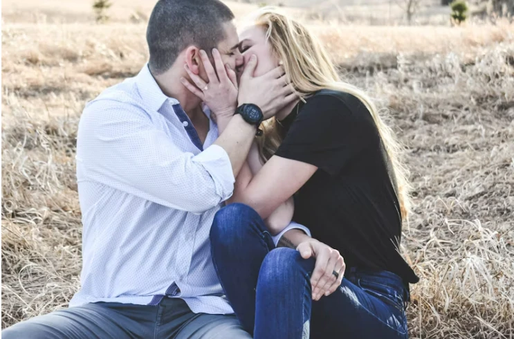 第一次約會聊什麼？5個聊天不冷場技巧，助你留下好印象！