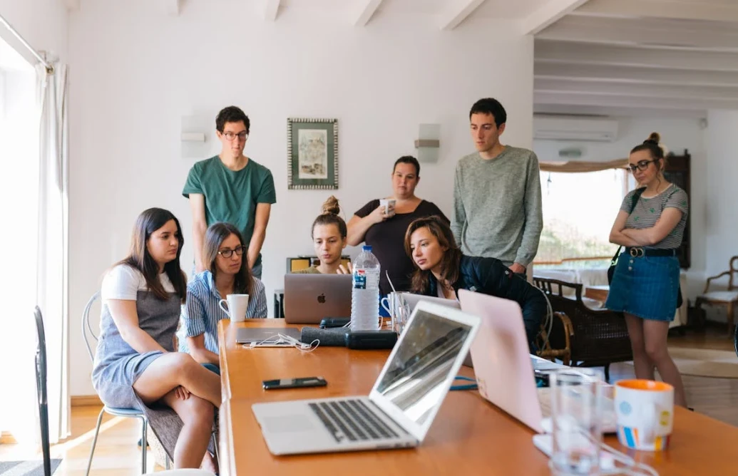 如何判斷男同事喜歡你？-第1張圖片