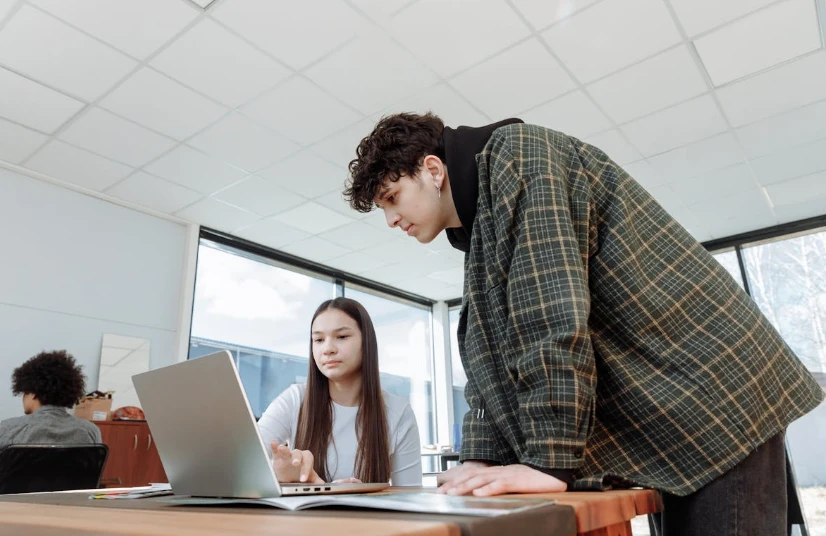 如何判斷男同事喜歡你？-第3張圖片