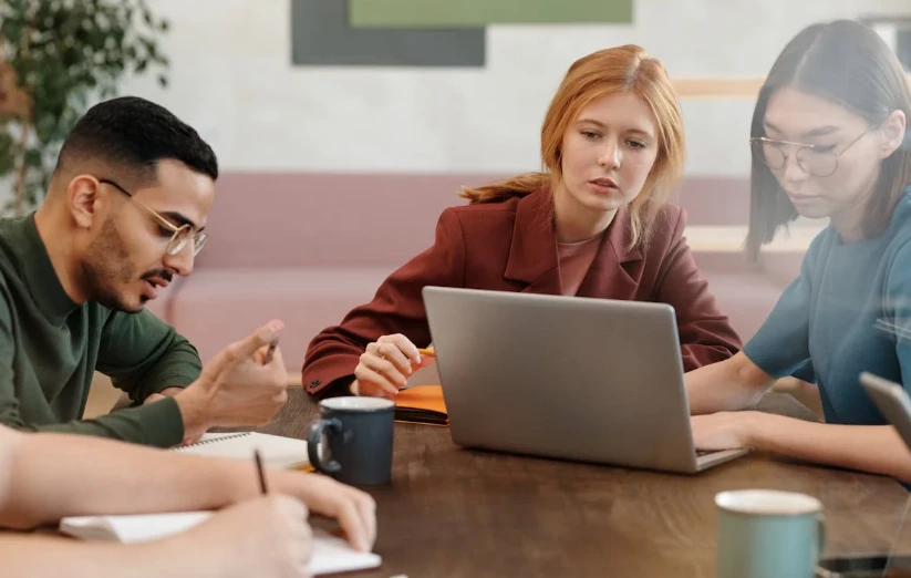 如何判斷男同事喜歡你？-第4張圖片