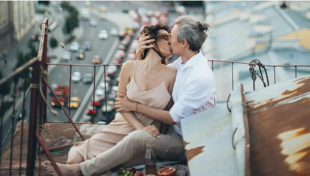 男生摸女生頭是什麼意思?從摸頭方式,一眼看穿他的真心!-第1張圖片